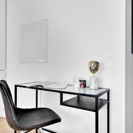 Sanders Arena - Dreamy One-bedroom Close To Metro Station Apartment